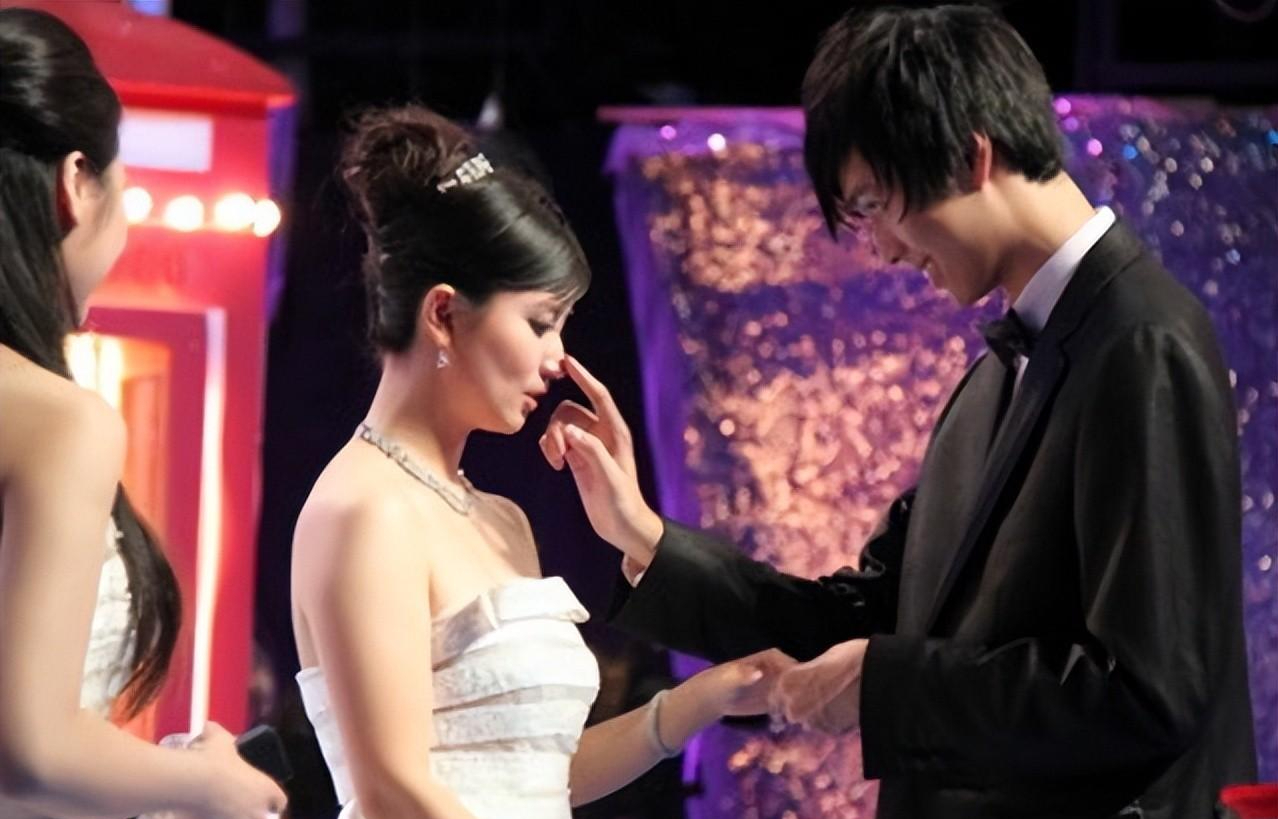 伏玟晓和薛斌的婚姻,虽然开始时充满了甜蜜和激情,但随着时间的推移