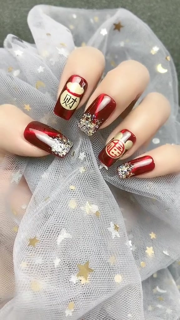 这款红色的福袋美甲,即喜庆有很大气