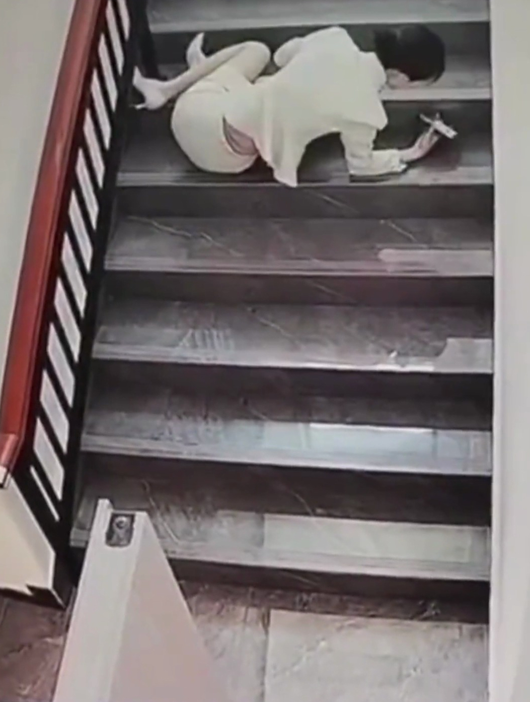 美女穿高跟鞋下楼梯不小心摔倒网友穿高跟鞋摔倒都这么优雅