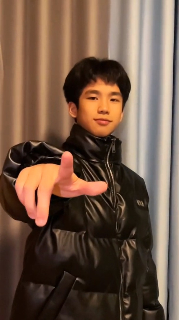 嫩哥 变装 慢动作 妙哇花和嫩阿哥的哥哥-度小视