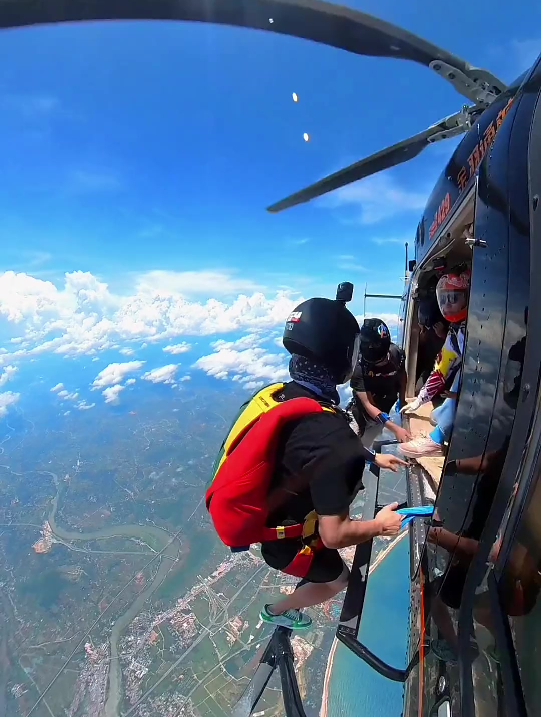 三个小哥哥比赛跳伞,看谁的动作最帅气,你们喜欢哪个