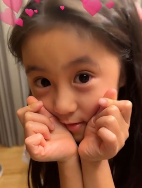 咘咘长大前后对比!颜值在线却带起眼镜,网友:先天弱视可惜了3-度小视