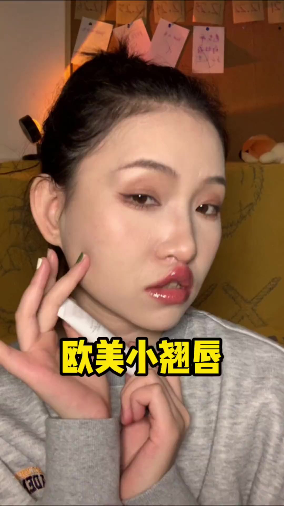 这样的小翘唇男人看了很难忍得住!-度小视