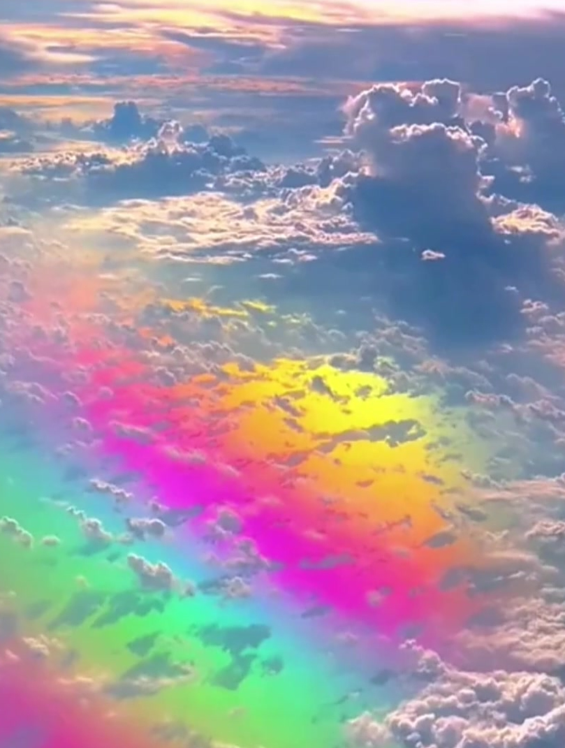 飞机上意外拍到七彩祥云网友你永远可以相信云南的天空