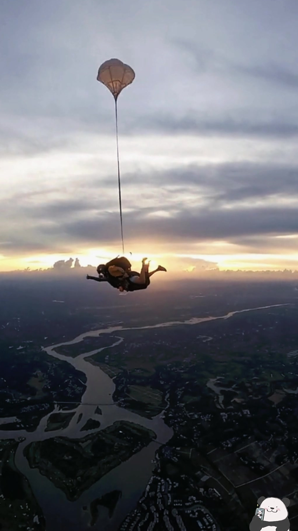 夕阳下的跳伞,眼前这一幕,是多少人向往的自由