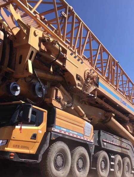 1200吨吊车倒车行驶,两侧16个轮胎,太霸气了-度小视