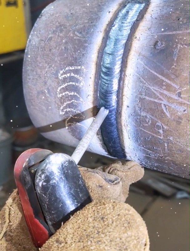 新来的电焊工试立焊焊完药皮一敲网友能挖人吗