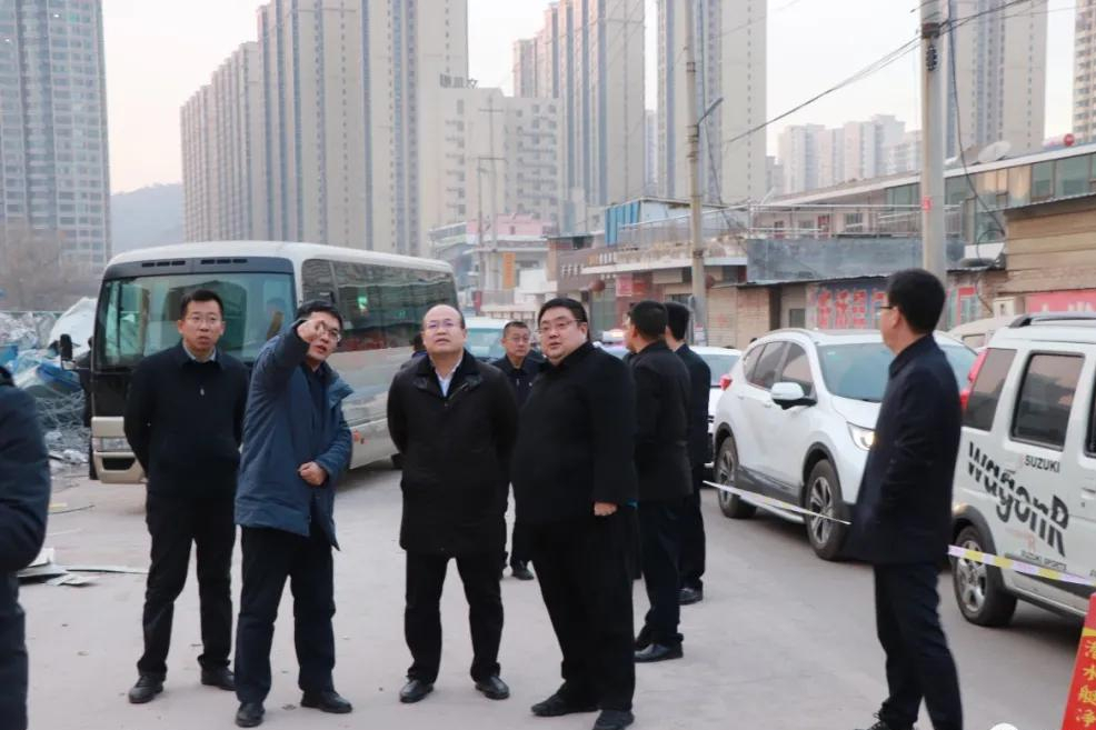 在聚富花园和马茂庄骨结核医院点,徐德峰实地察看两地周边环境,详细