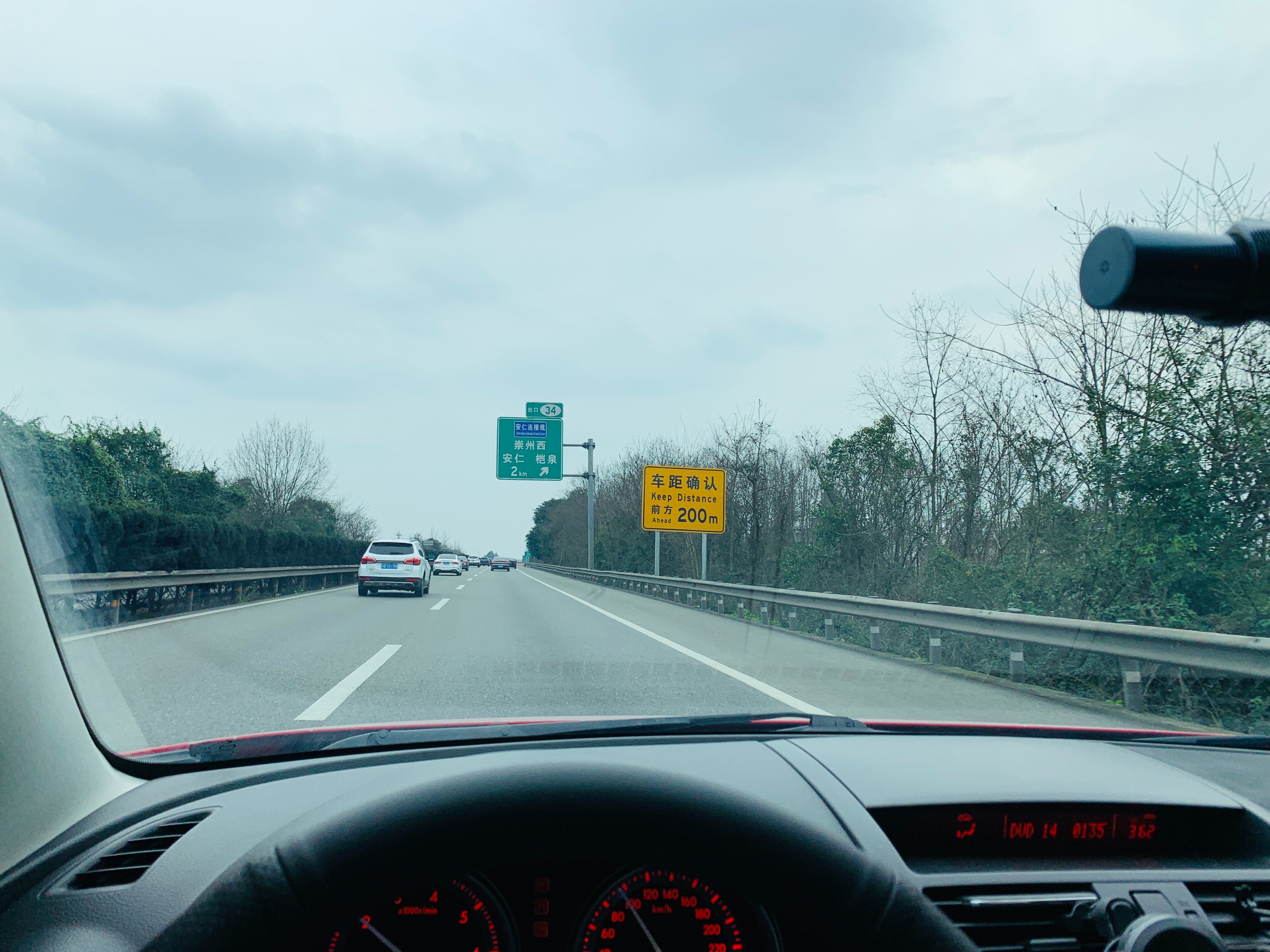 高速开车如何确认保持车距?新手司机必看的高速知识点