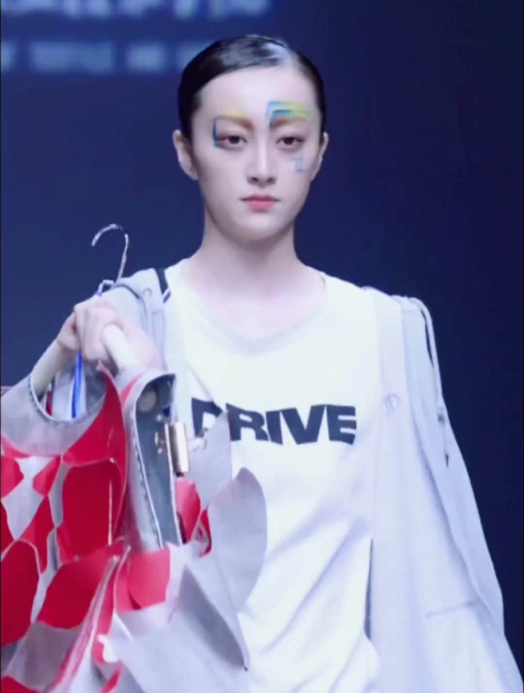 刁月涵便装彩排难掩气质