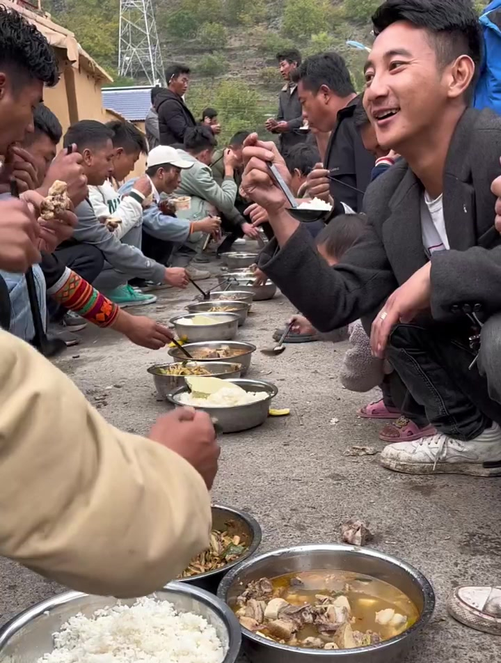 四川凉山彝族一人家办喜酒,酒席没有桌子,人们吃饭全在地上
