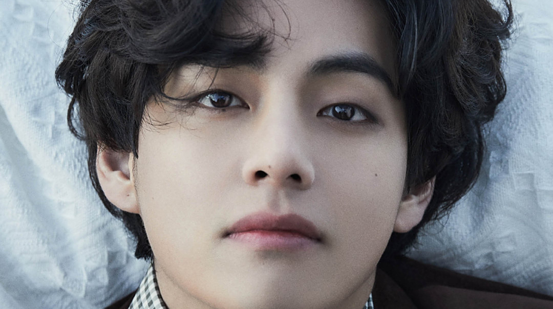 金泰亨有着帅气的面孔和精致的五官,眉清目秀,棱角分明