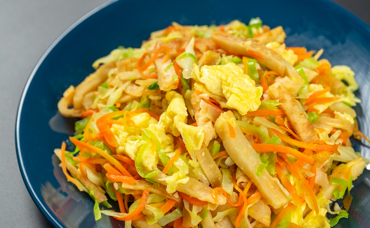 自己在家做鸡蛋炒饼丝,简单又好吃,不知道吃什么的,就试试吧