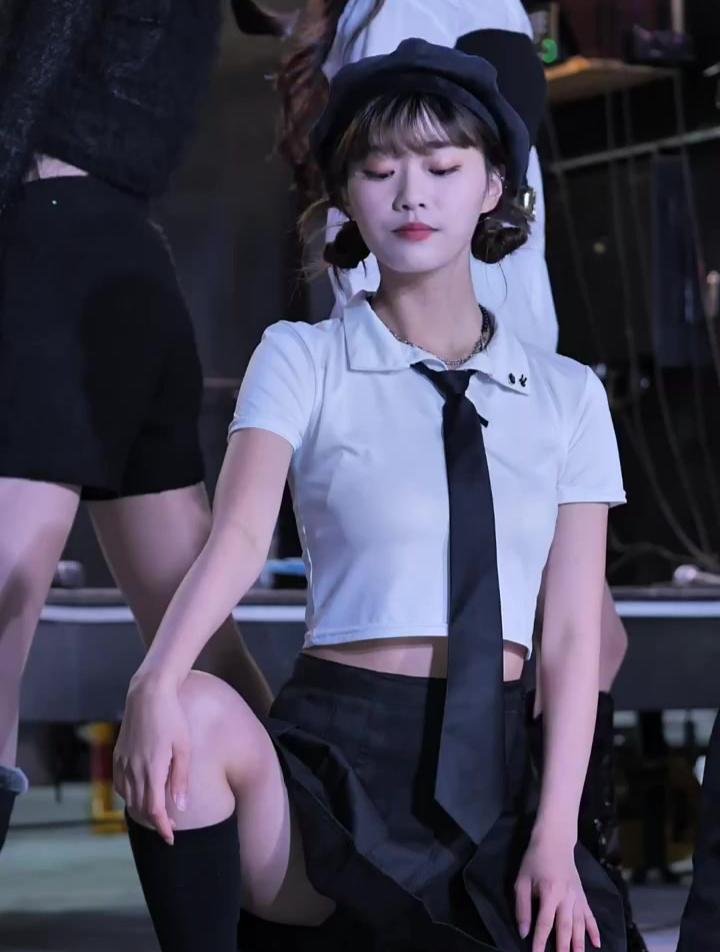 韩国女团街边表演,身穿学生制服跳舞,真的让人百看不厌