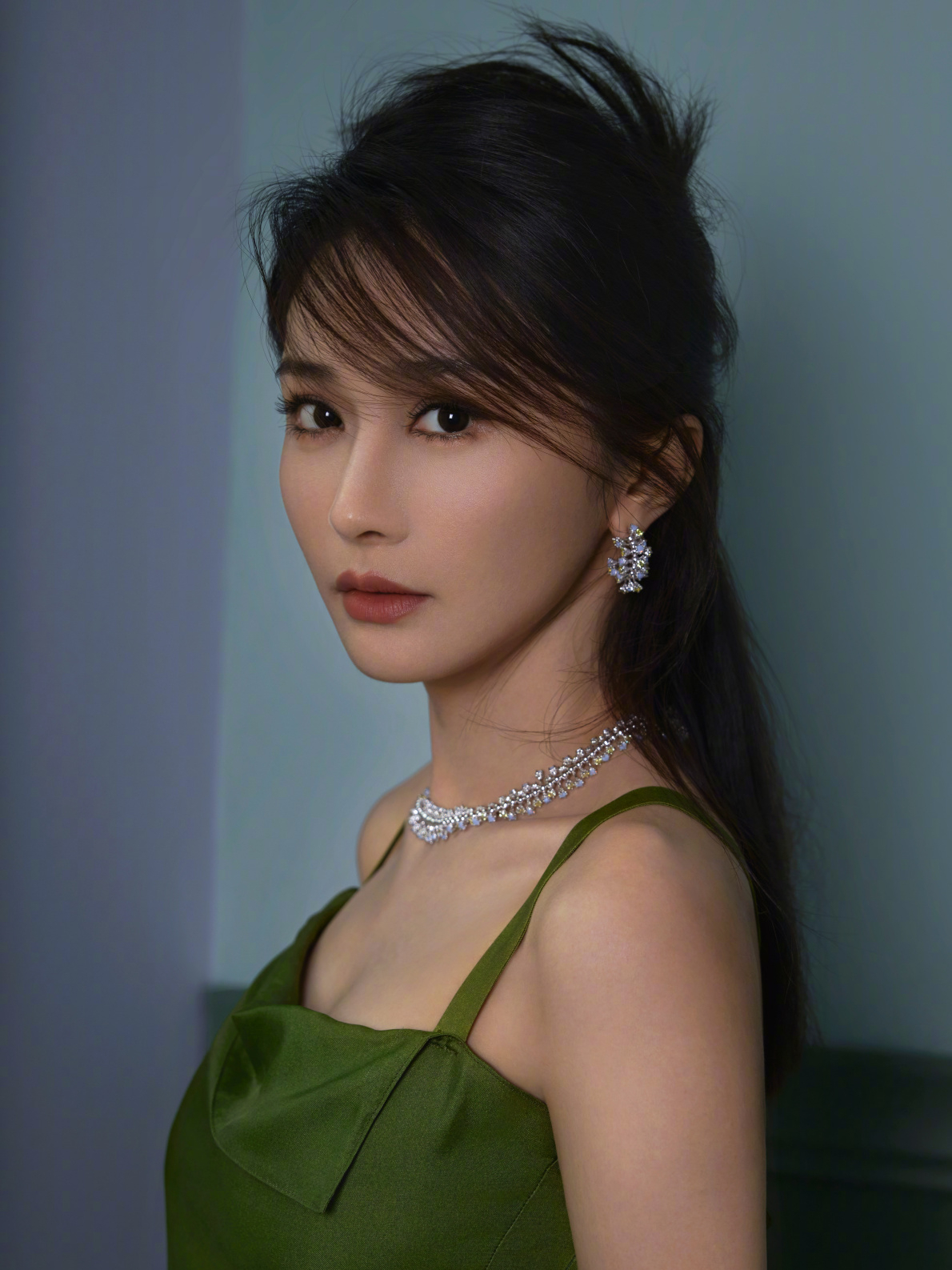 陈冰的魅力:绿色吊带长裙展现的优雅与妩媚