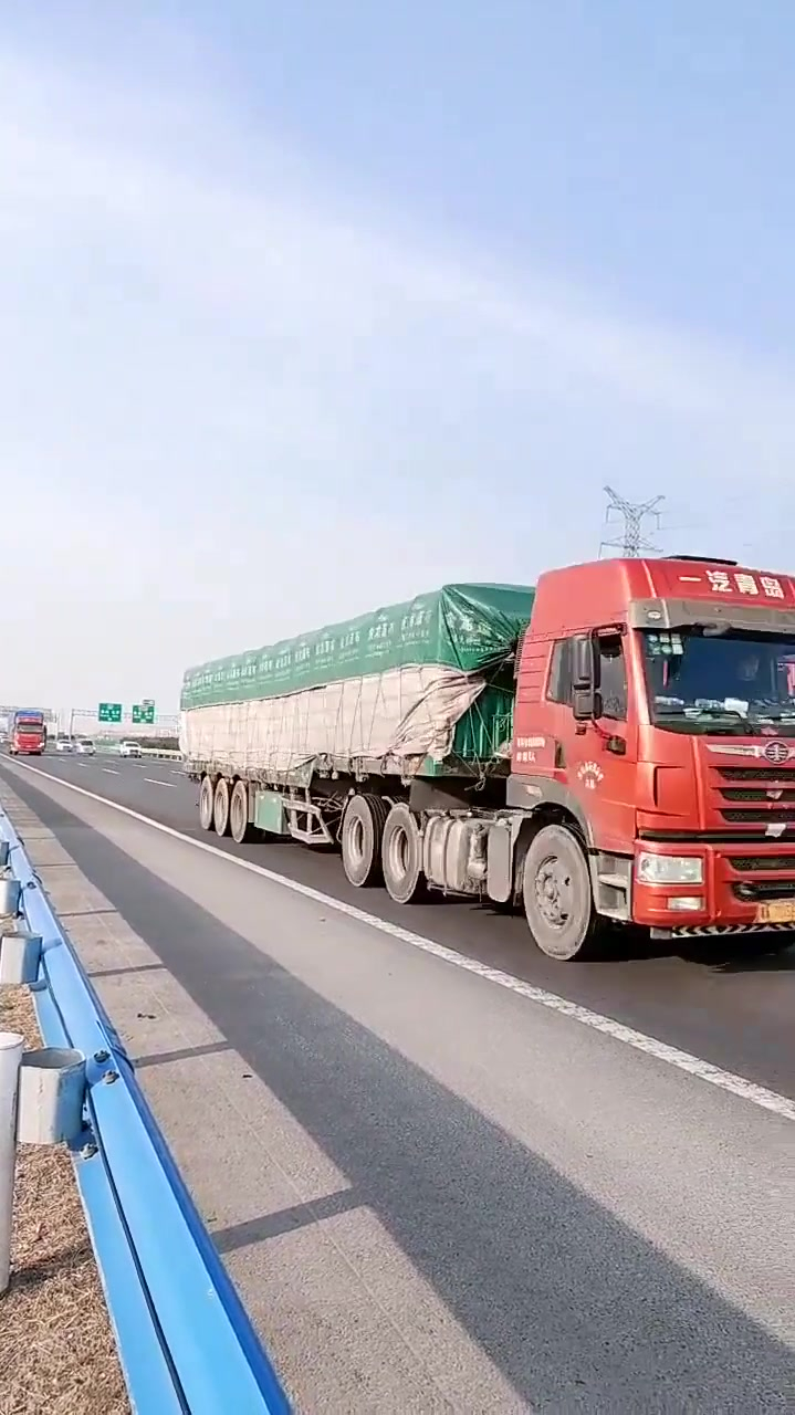 开大车一定不能置气,这样并排飙车,谁赢谁输都没有好处!