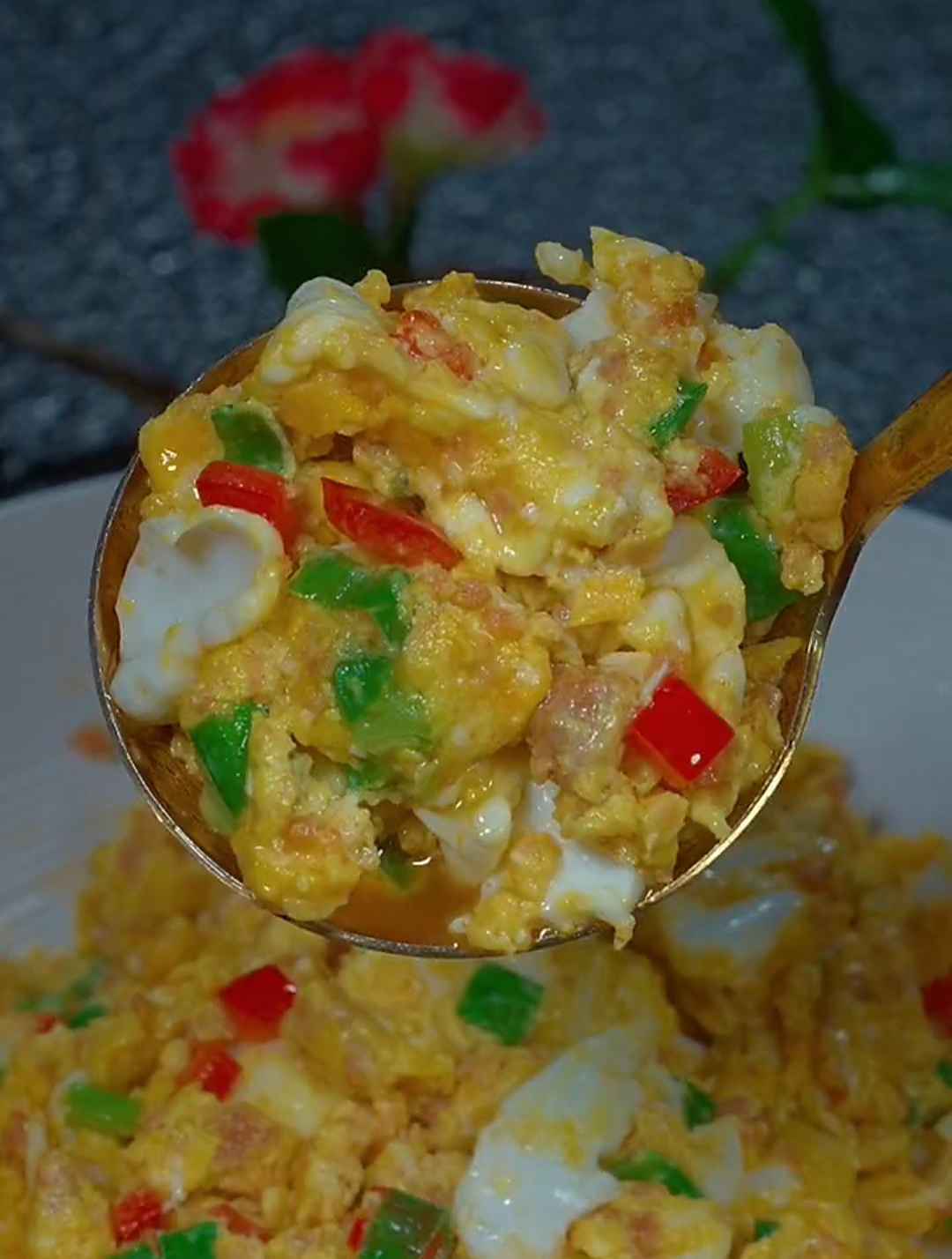 这样做的虾酱炒鸡蛋味道鲜美又有营养