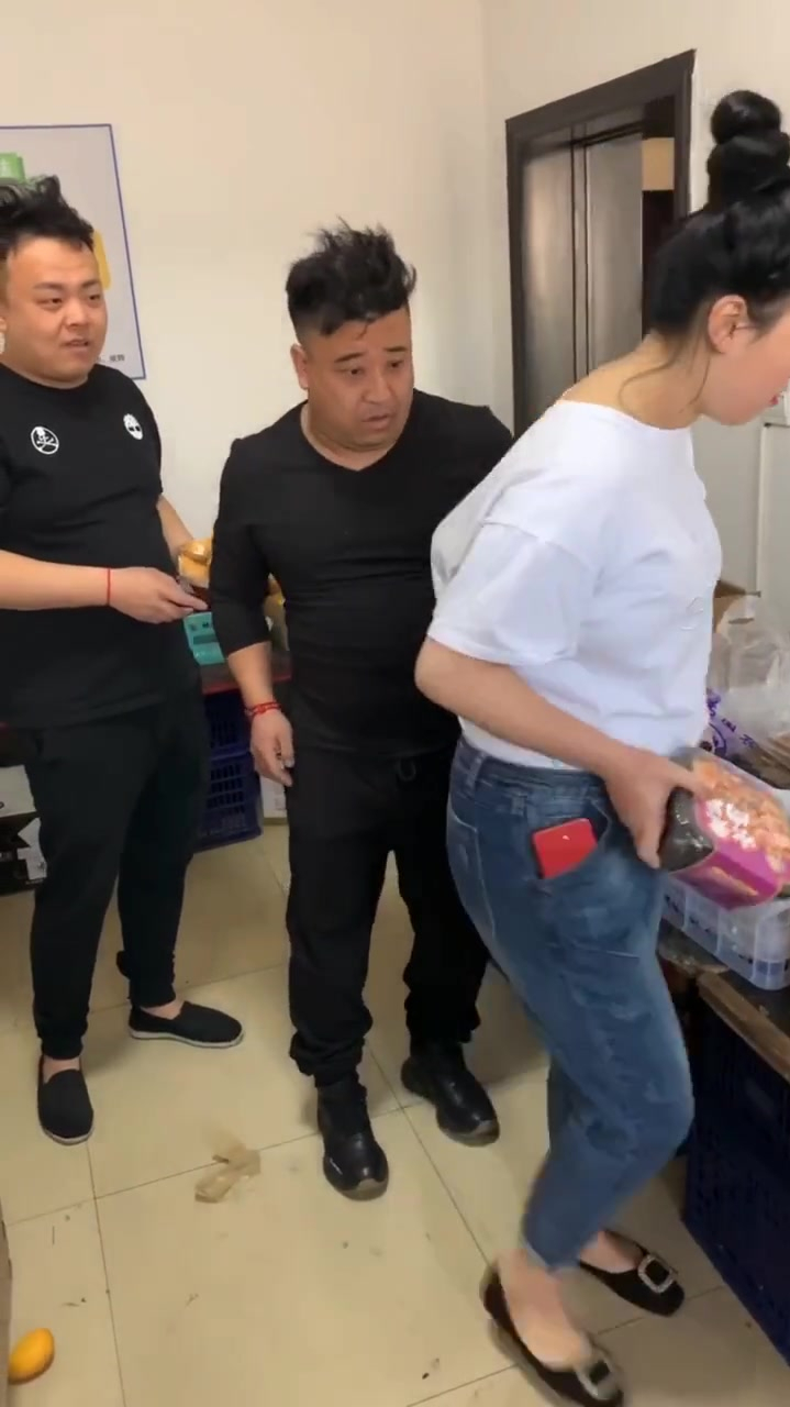 搞笑视频,衣服穿反了,哈哈哈
