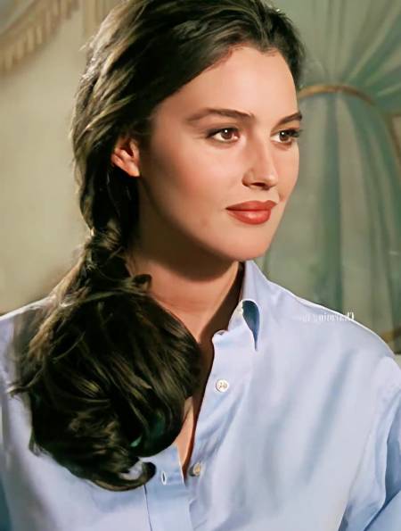 一个被誉为"地球球花"的女人,身材与美貌并存!莫妮卡·贝鲁奇-度小视