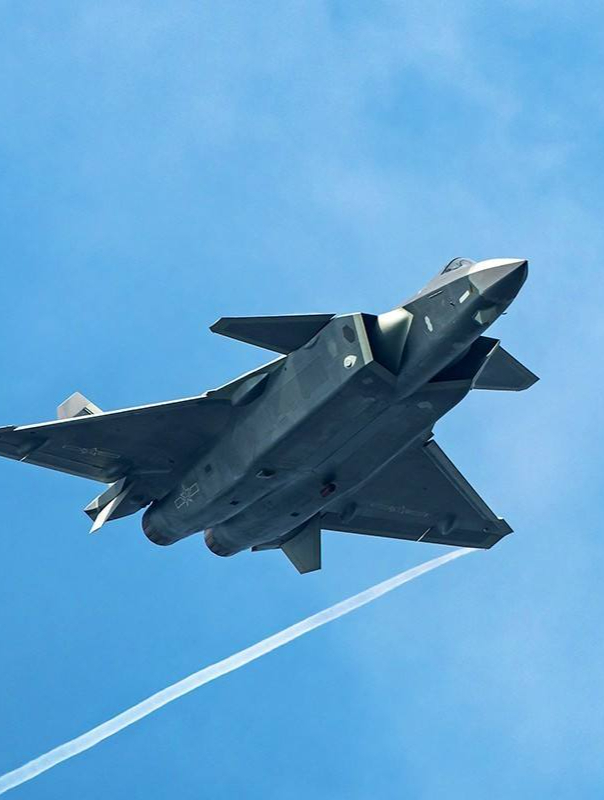 中国j20威龙超近距离曝光,高清无码实拍,飞行员垂直干拔,真猛6-度小视