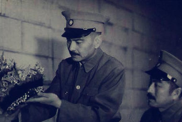 东陵大盗孙殿英是怎么死的?谁也没有杀他,他却被自己玩死了