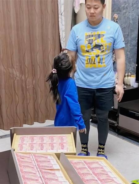 女儿玩玩具暴露爸爸的私房钱,带着妈妈找到藏在各个角落的钱