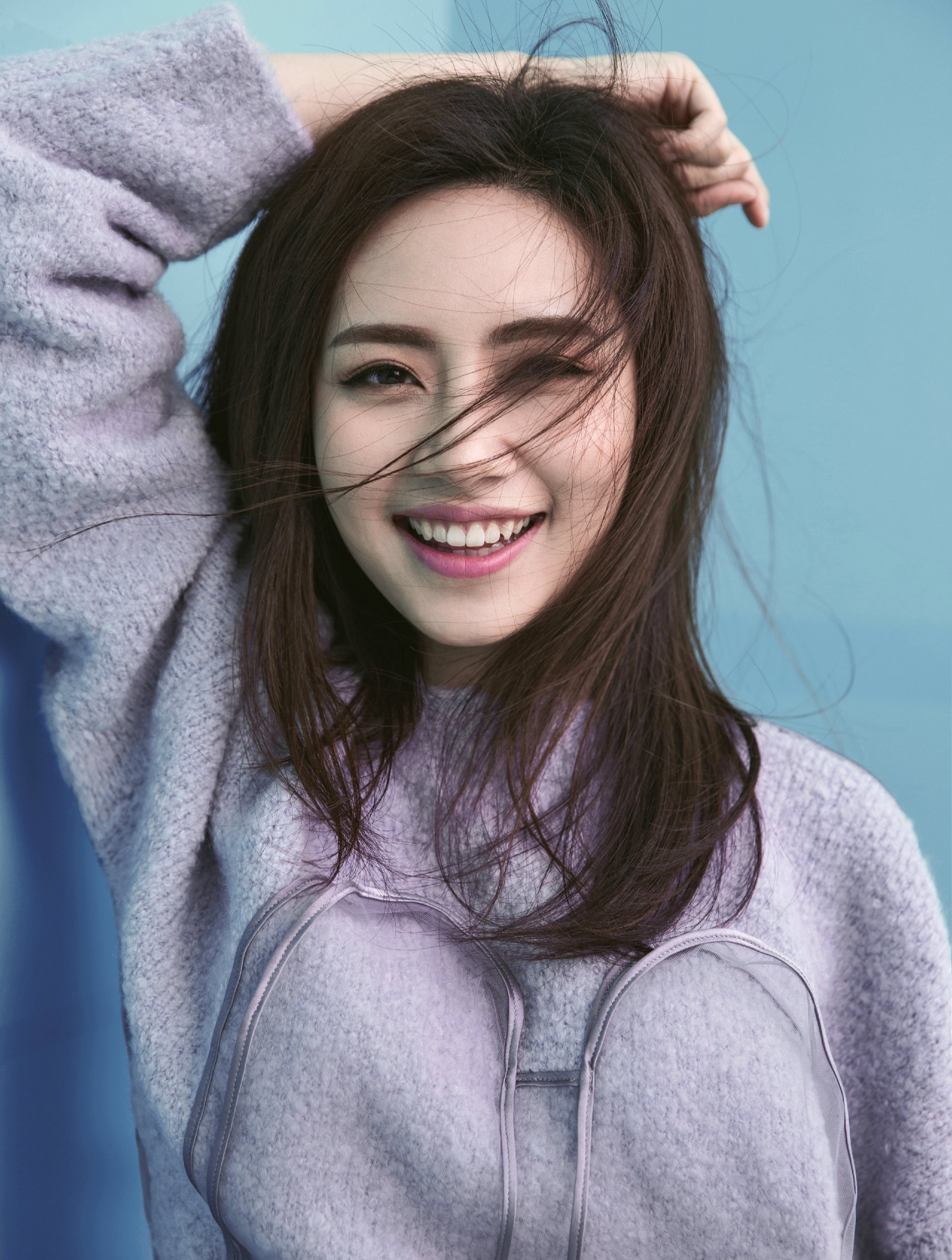 刘惜君现身北京机场,黑色绑带露腰上衣搭阔腿牛仔裤,酷劲十足!