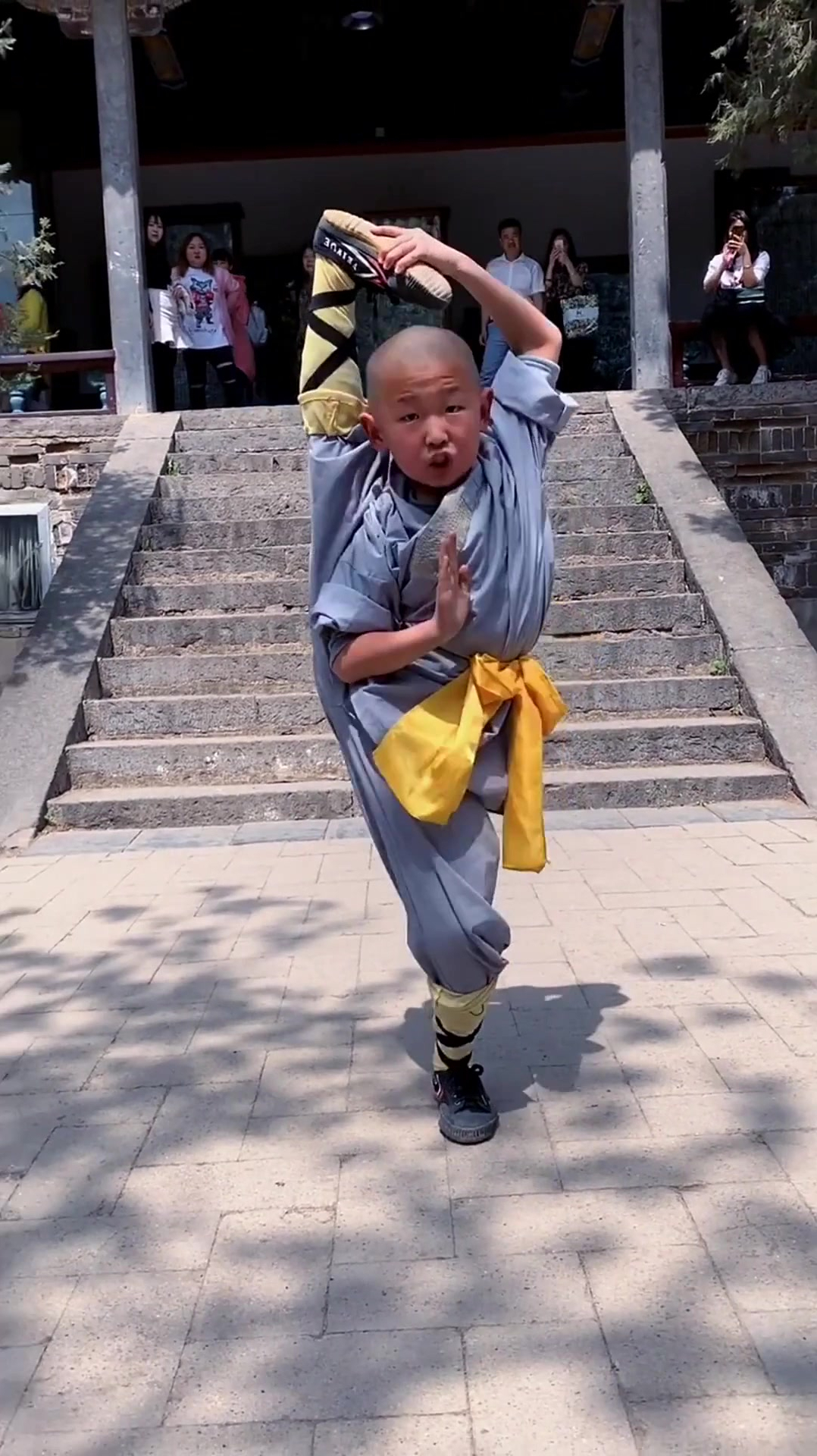 6岁小男孩苦练少林童子功劈腿的那一刻父母看了流下泪水