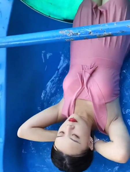 水上乐园拍到的姐妹花,一身连体比基尼,真是太亮眼了-度小视