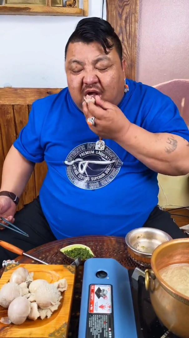 恩克吃肚包肉,一口下去,满口都是油-度小视