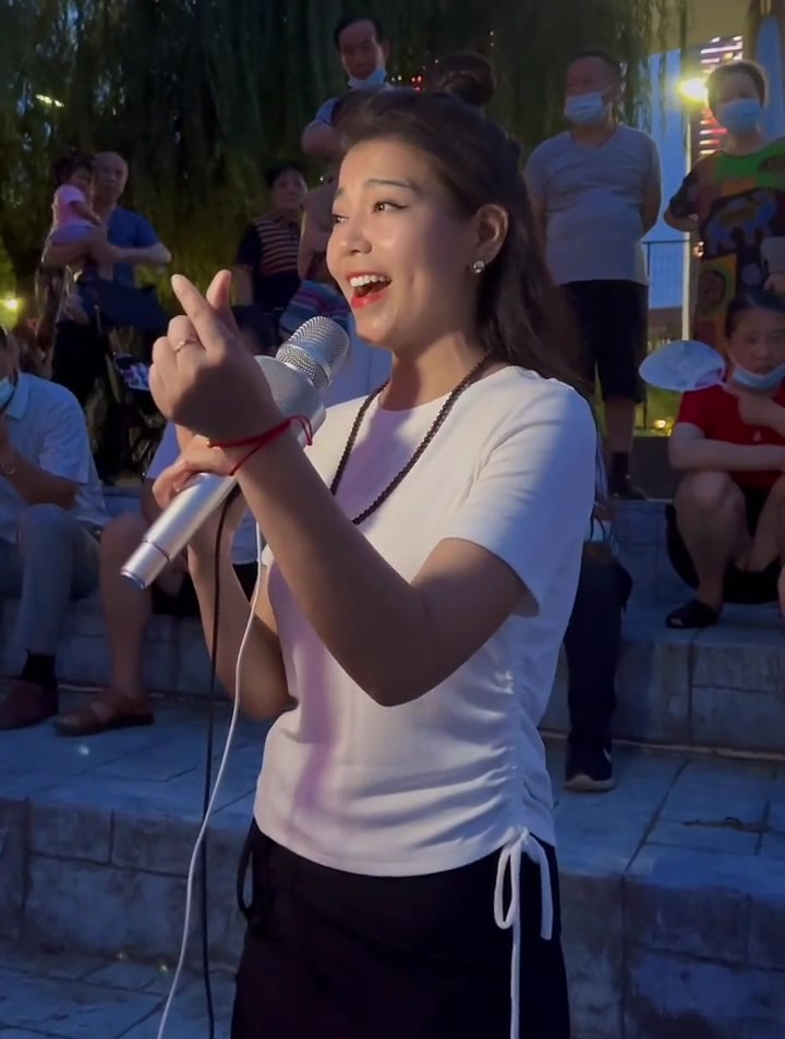 网红美女大酒窝户外直播唱歌非常好听欢迎大家观看