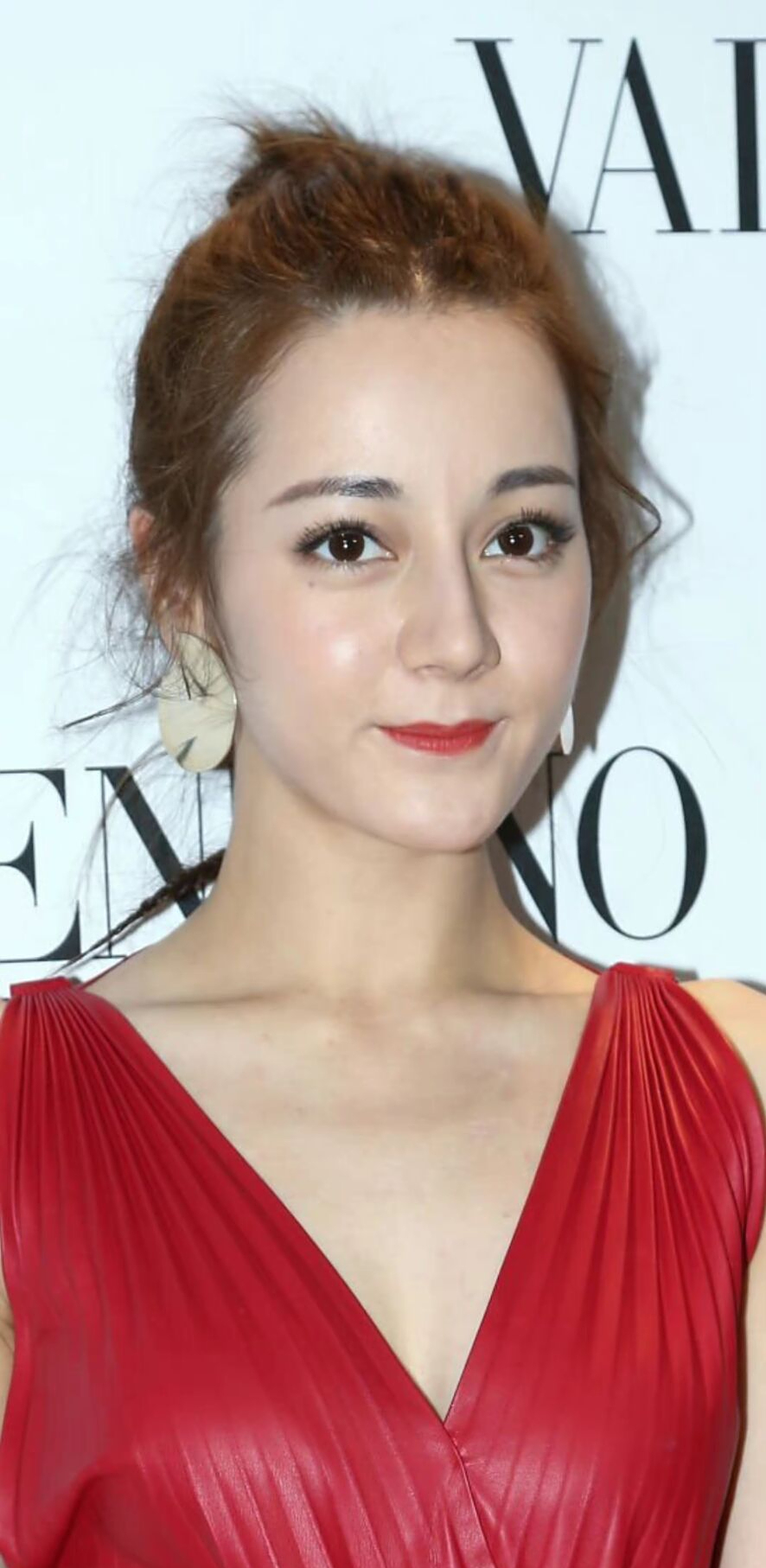 看了迪丽热巴的生图才知道,这种鼻子只适合上镜,现实看着怪怪的