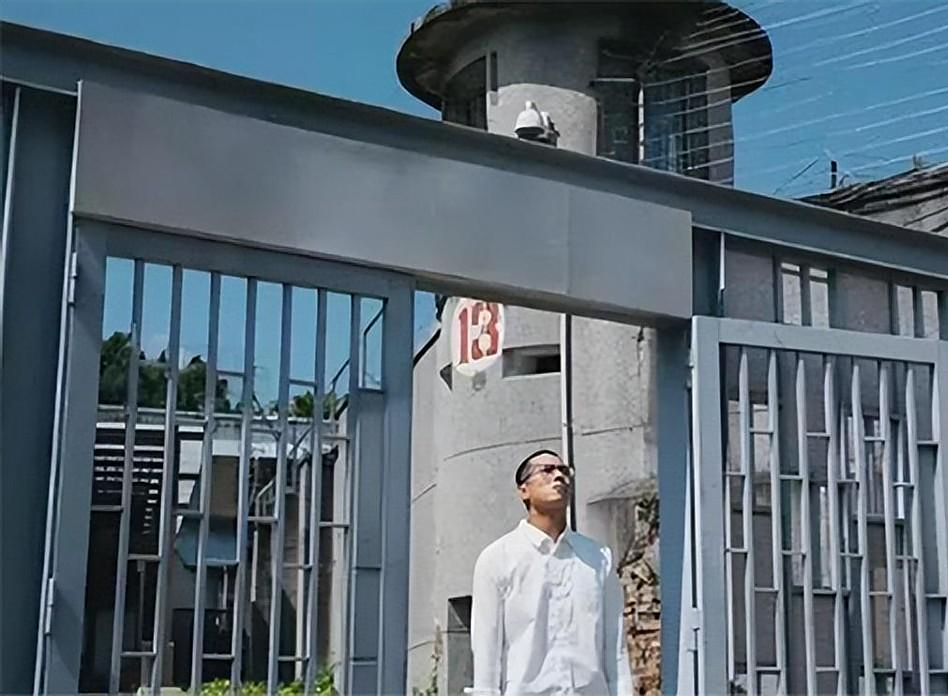 回顾叫嚣我爸是李刚的李启铭出狱后父母失联沦落为粉刷工人