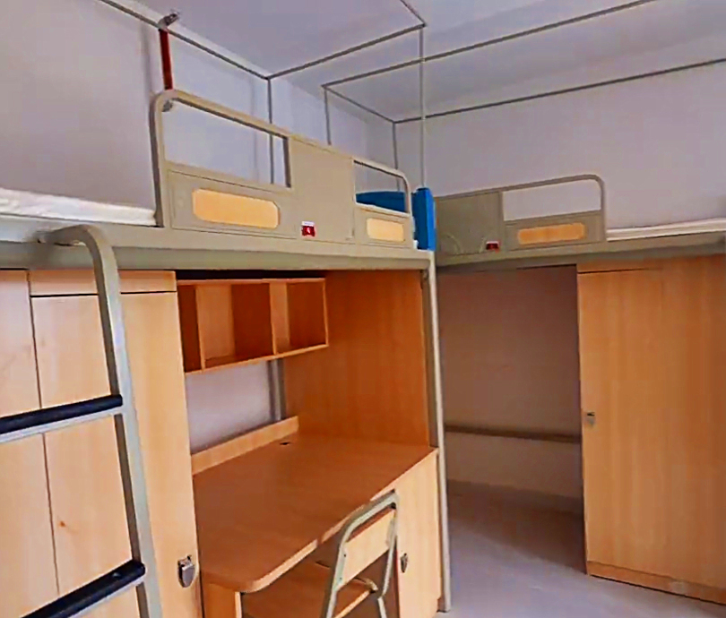 云南大学新生晒6人宿舍,上床下桌住宿费仅400,房屋布置比家里好