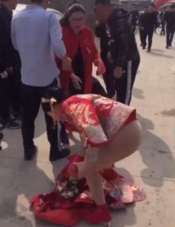 新娘裙子被婆家人当场扯掉,新娘子气得怒摔裙子捧花,转头走人