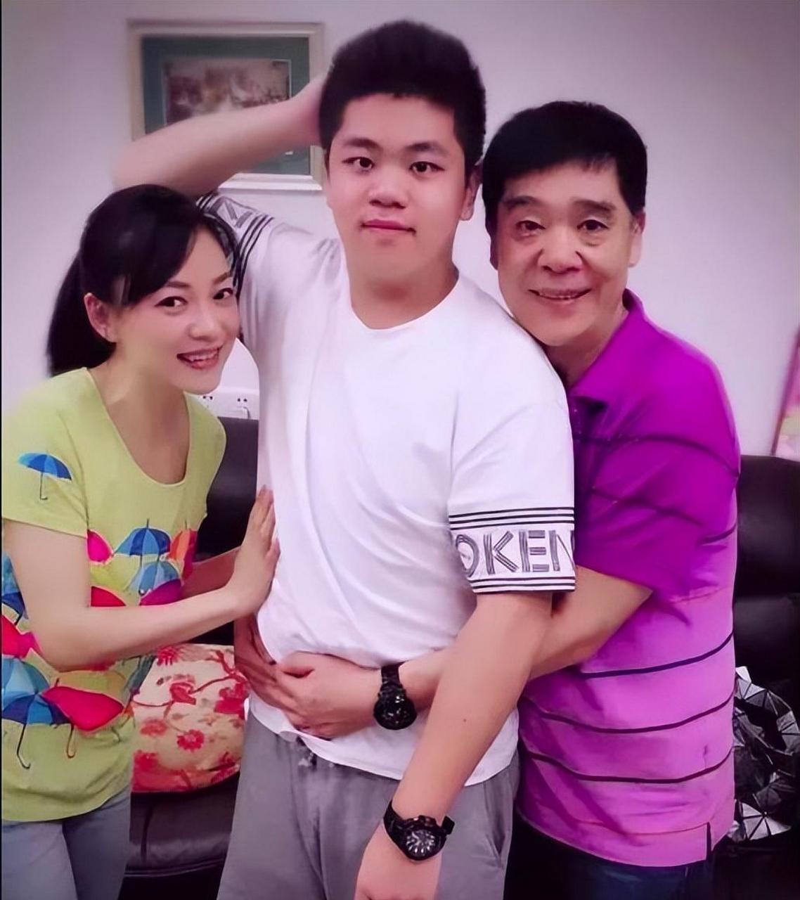 康家三代在《外来媳妇本地郎》中扮演了重要角色,康天庥与罗飞雁结婚
