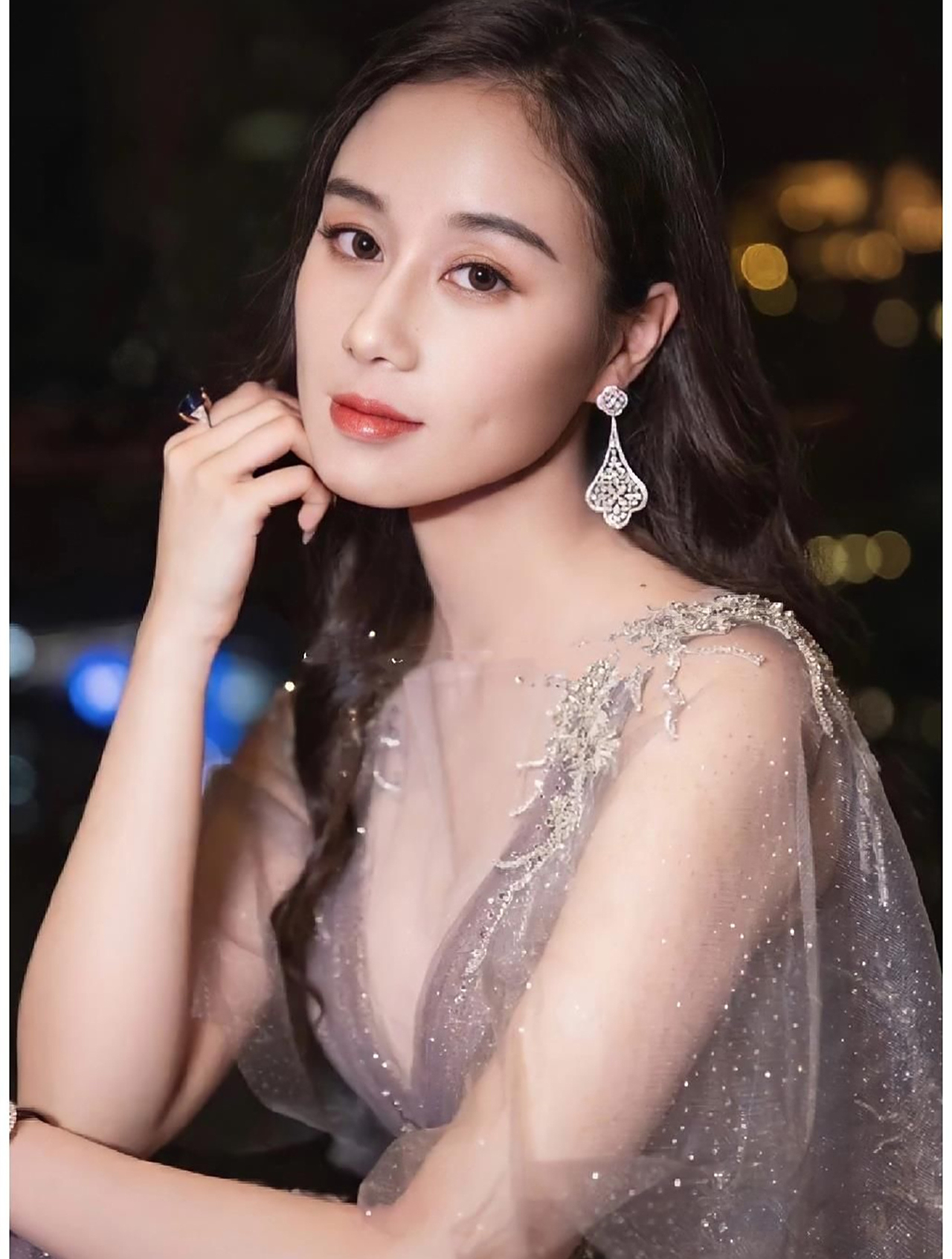 "赌王千金"何超欣:一出生便身价过亿,却因酷似利智而备受质疑2-度小视