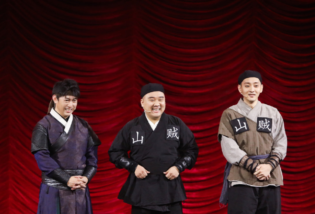 大碗娱乐配角不愠不火,开场第一个小品压力大,观众似乎没有看懂