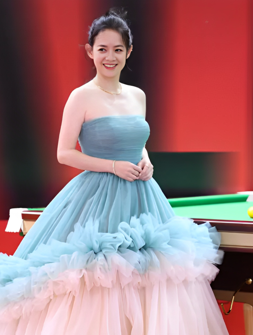 曾宝仪亮相斯诺克时尚之夜,双色纱裙成焦点!