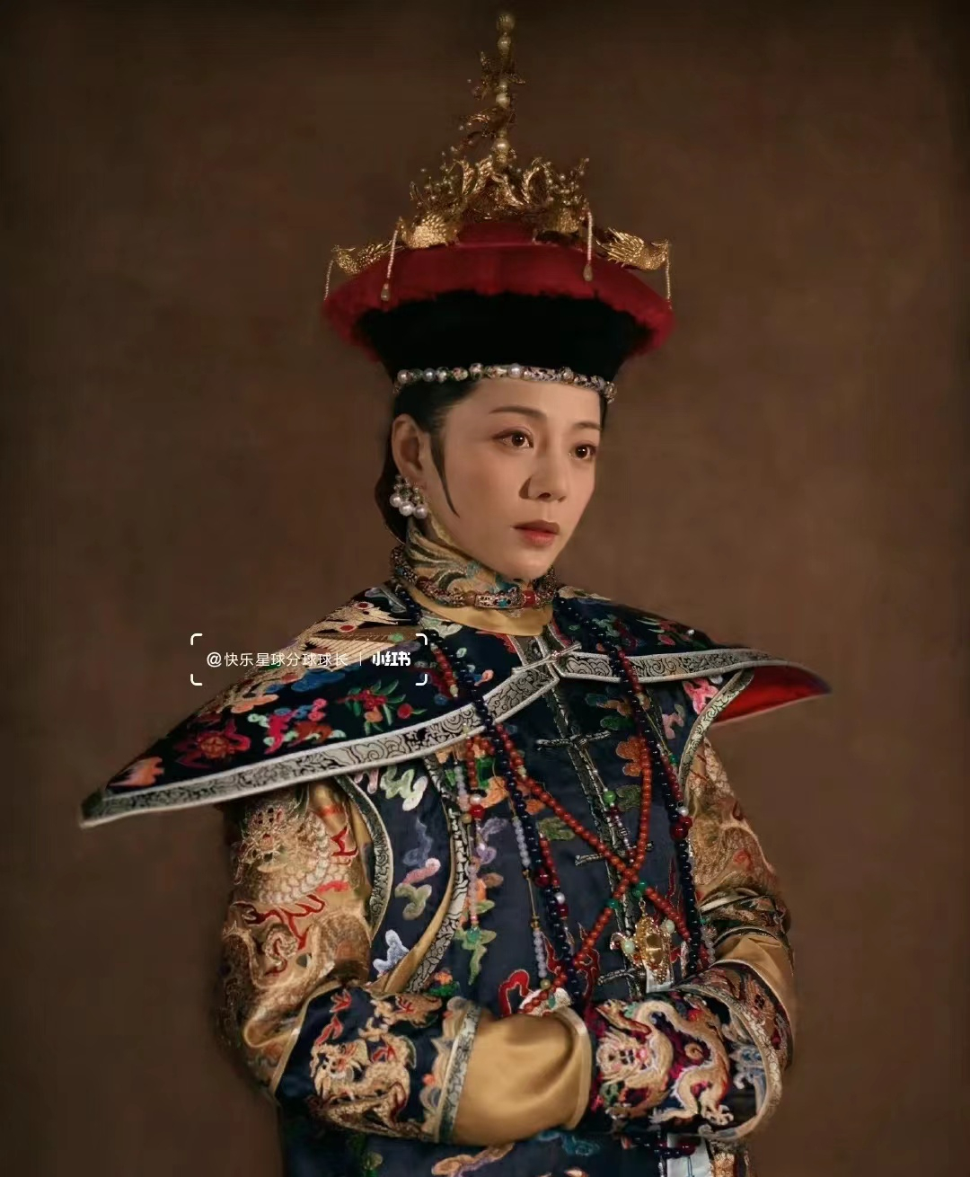 当《甄嬛传》的娘娘们穿上朝服,祺嫔娇俏可人,皇后端庄大气