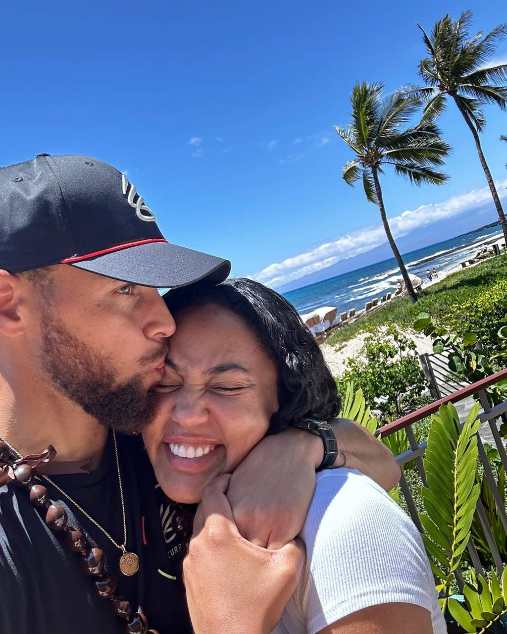 今日,库里晒出全家出游照,同时也不忘秀恩爱,直接将阿耶莎脸亲到变形.