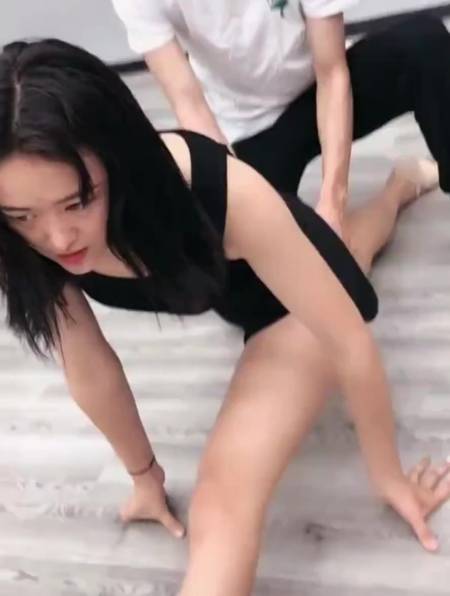 女朋友是学舞蹈的,每天都要被老师强制开胯,看得我心都快碎了!