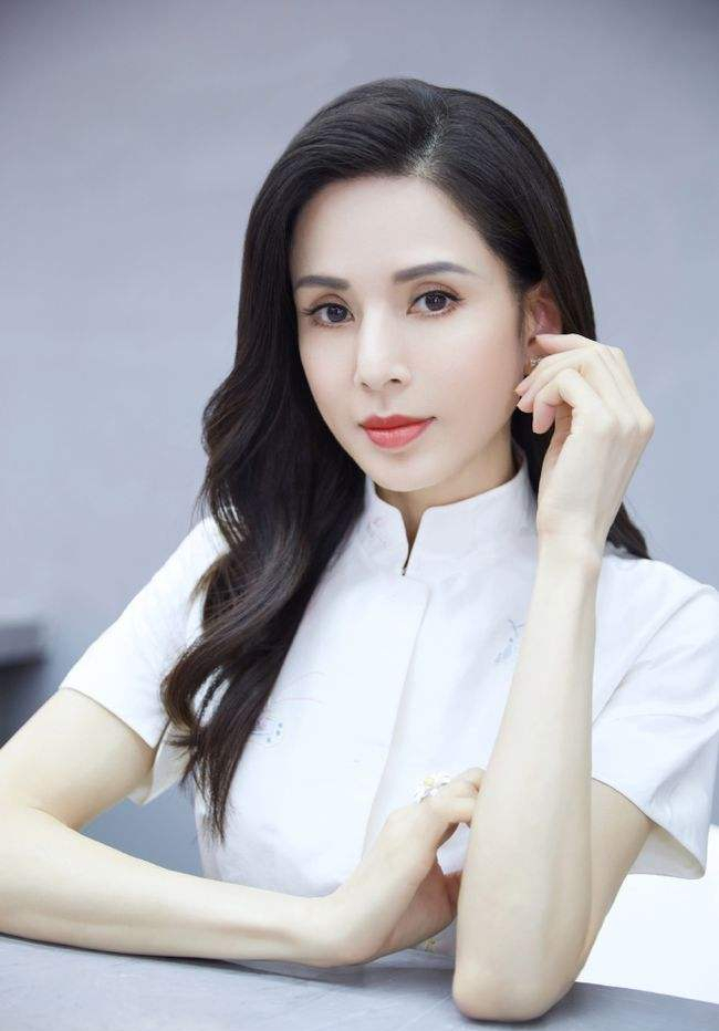 55岁李若彤近照曝光,发际线引争议,网友:成了"红毛丹"