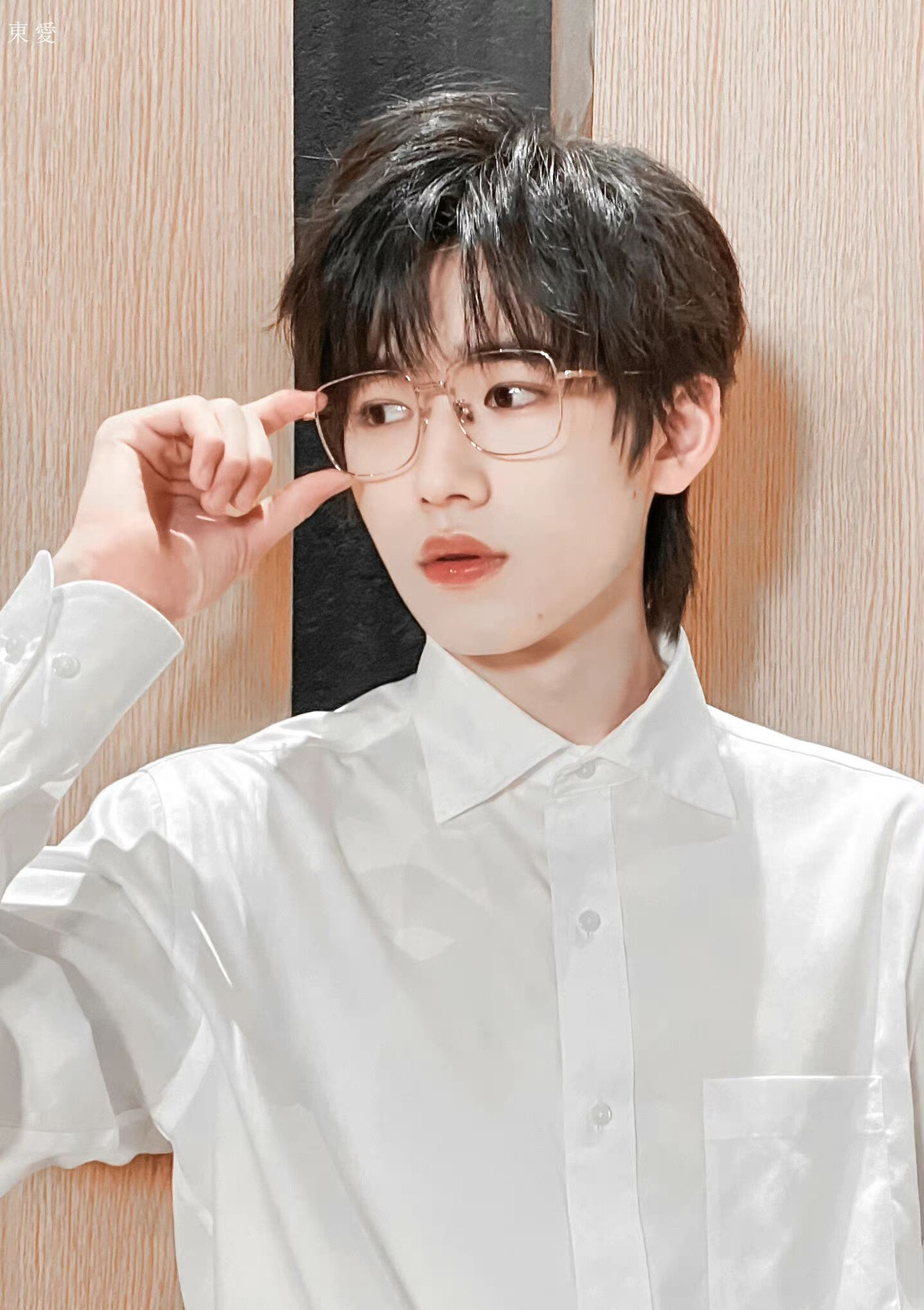 宋亚轩的气质真出众,简单的白衬衫,他穿上就很有"贵族感"