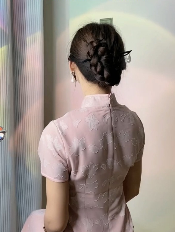 配旗袍的发型简单图片
