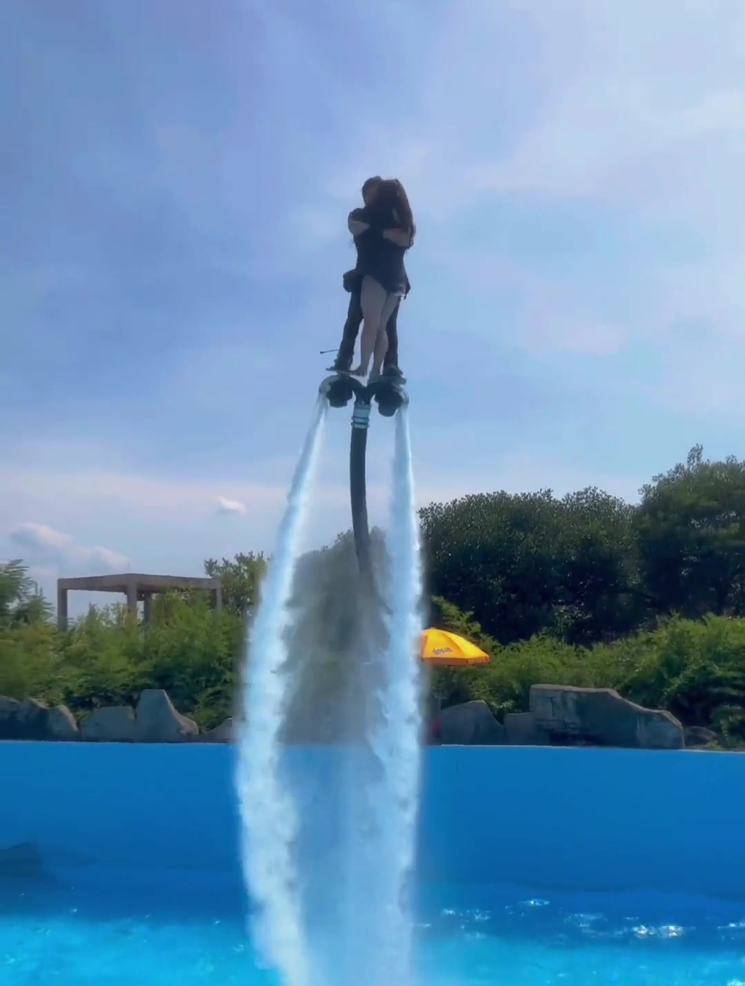 水上飞人,每天带着美女一冲飞天,这工作不要钱也愿意干-度小视