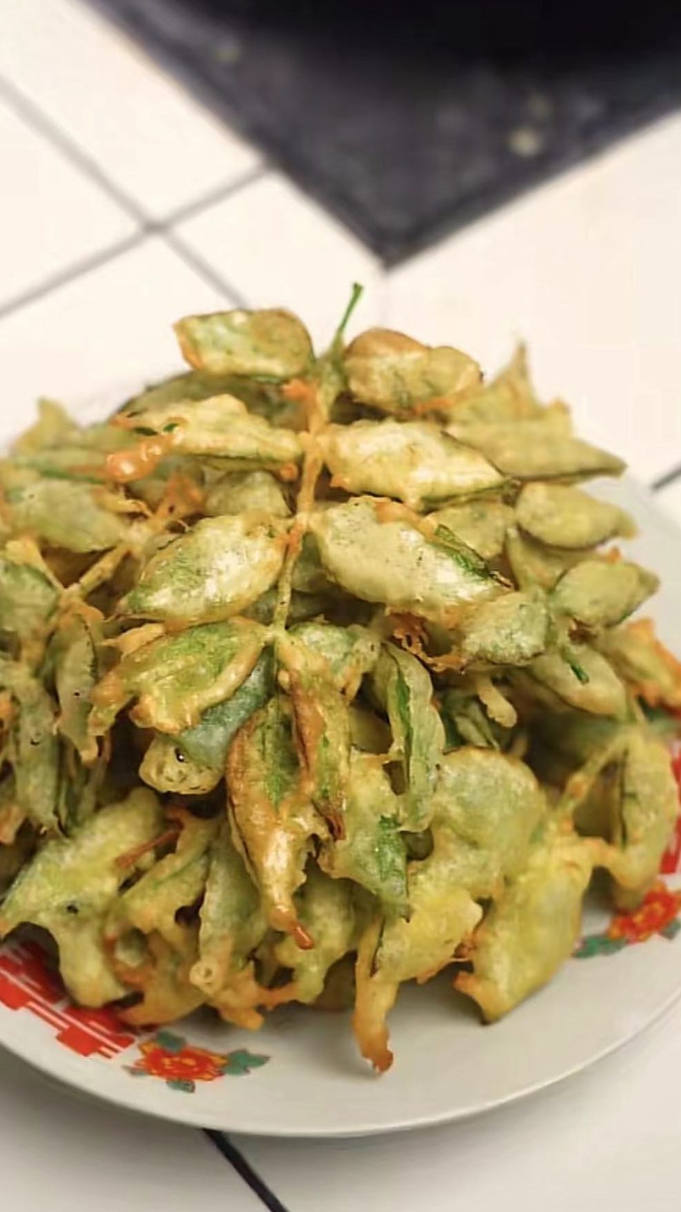 今天摘了点花椒叶,做了个干炸花椒叶和炒腊肉