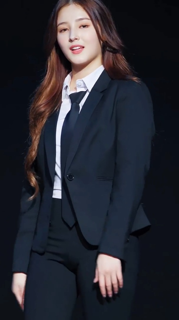 李承利请严肃点,在跳舞呢,不许笑