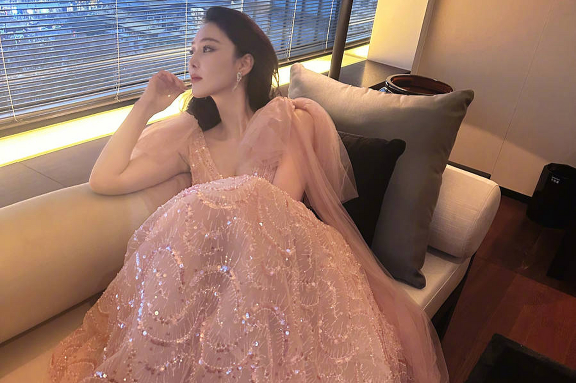 张馨予在社交平台晒出一组美照,身穿粉色闪片裙,甜美迷人,展现慵懒