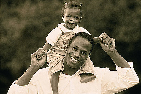 米兰出生在非洲加纳,家中有几个兄弟姐妹,米兰是家中最听话的孩子